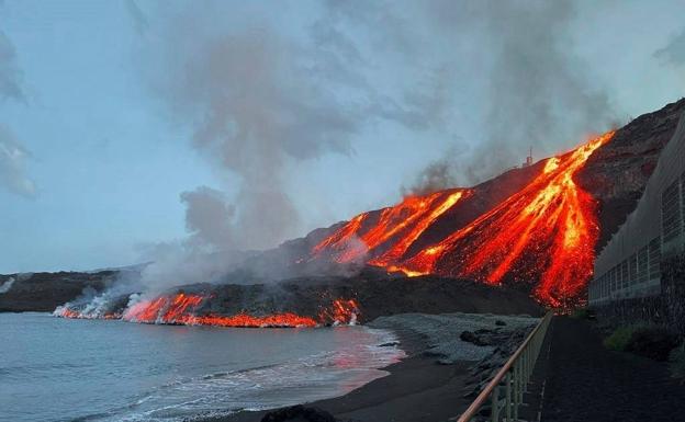 Video shows the moment a second La Palma lava stream hits the ocean