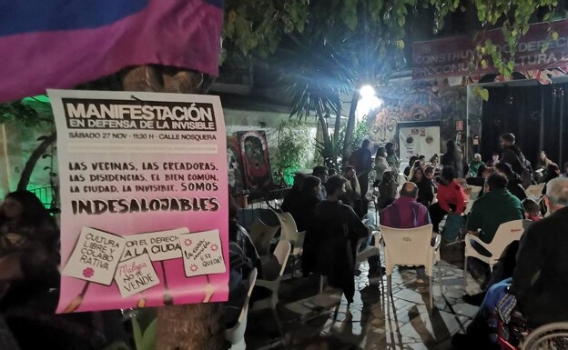 La Casa Invisible's patio during the assembly to discuss actions against their eviction. /SALVADOR SALAS