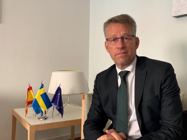 Swedish Ambassador to Spain Teppo Tauriainen in his office. 