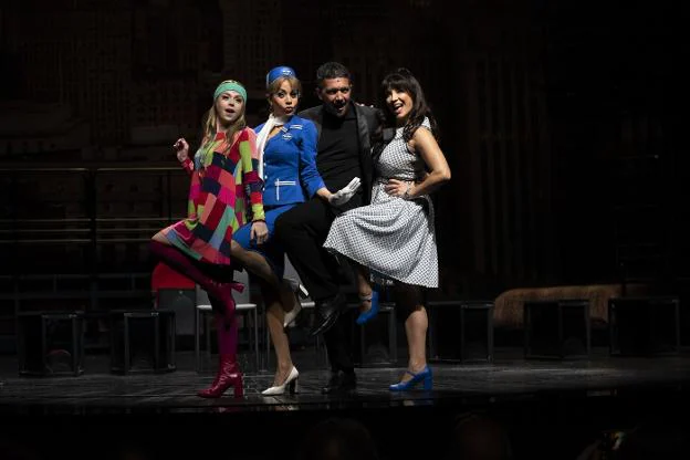 Antonio Banderas and members of the cast of the musical Company. / ÑITO SALAS