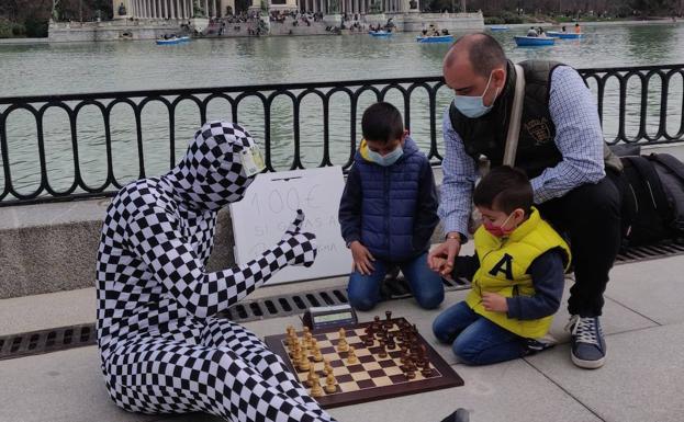 Rey Enigma, the Banksy of chess, brings his challenge to Malaga