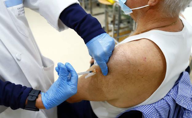 PM Sánchez announces third Covid vaccine jabs for the 60 to 69 age group and health workers