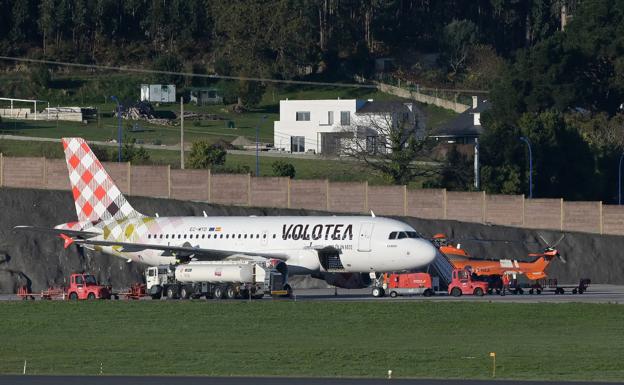 Volotea aircraft at the A Coruña airport.