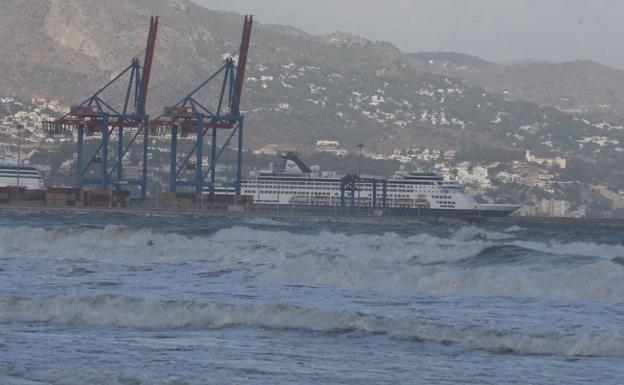 Stormy seas prevent cruise and cargo ships docking on the Costa del Sol