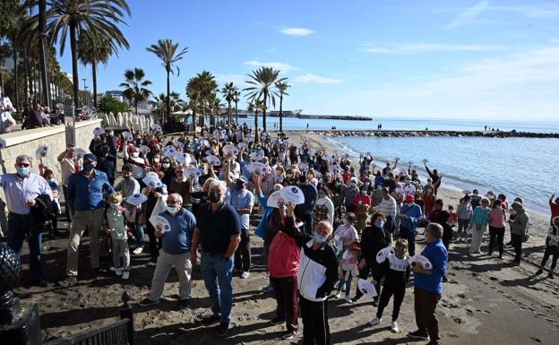Almost 500 people protest the erosion of Marbella and San Pedro's beaches