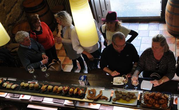 Spain considers closing the interiors of bars and restaurants at 11pm if Covid rates keep climbing