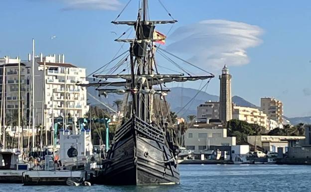 The replica of the Nao Victoria, docked in Estepona./SUR