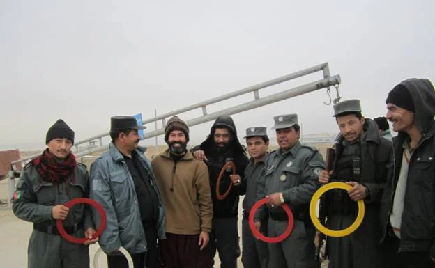 Pablo Berenguer (third on the left) at a border control in Afghanistan /sur
