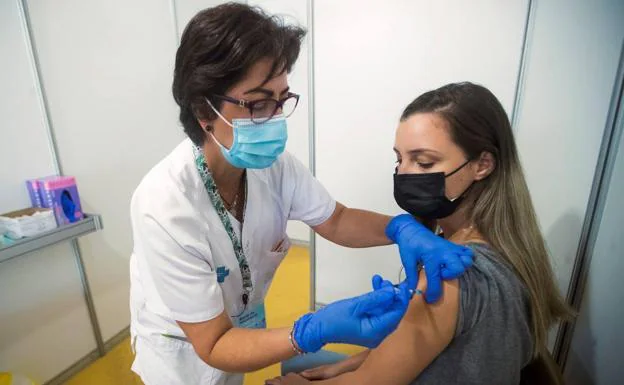 A Spanish teenager is vaccinated in Barcelona./EFE