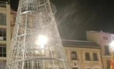 Police needled by mystery Malaga Christmas tree climber