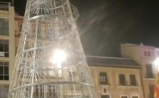 Police needled by mystery Malaga Christmas tree climber
