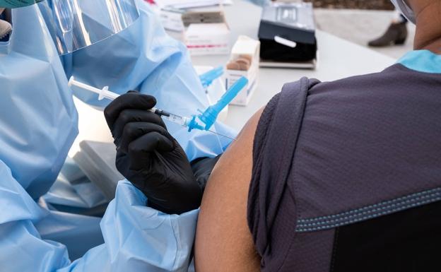 The Costa del Sol, with 68%, has the lowest vaccination rate against Covid in Andalucía