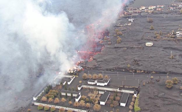 Video | A sudden and powerful emission of lava buries Las Manchas cemetery on La Palma