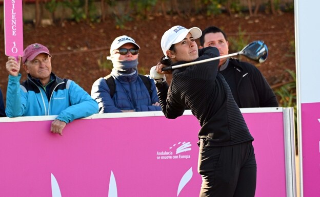 Ana Peláez hitting in front of spectators at Los Naranjos golf course. /josele
