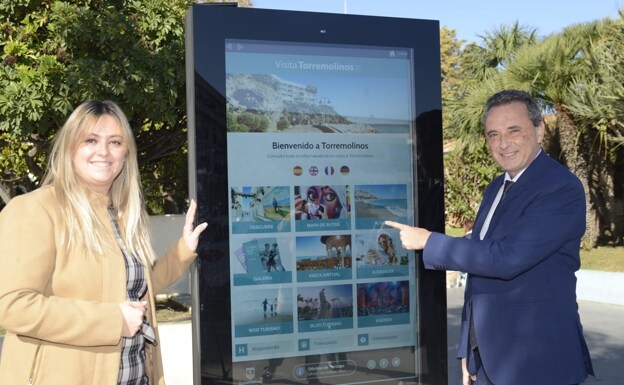 Councillor Blanes and Mayor of Torremolinos José Ortiz at the launch of the new digital display units. 