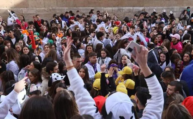 A thousand students take to the centre of Salamanca on Saturday without any virus protection measures./EFE