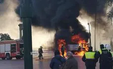 Video | This is the dramatic moment a Malaga street sweeper went up in flames