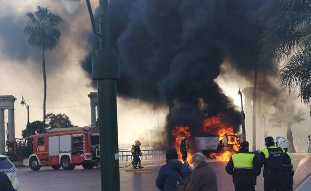 Video | This is the dramatic moment a Malaga street sweeper went up in flames