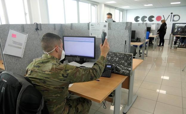 Military personnel perform Covid-19 contact tracing work./EFE