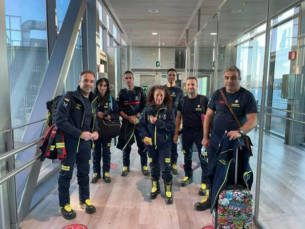 The Malaga firefighters at the airport before setting off to La Palma on Sunday./ SUR