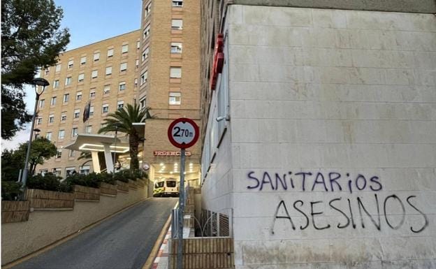 One of the spray-painted messages outside a Malaga hospital./SUR