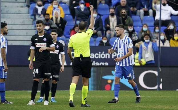 Genaro being shown a red card in Malaga's defeat to Amorebieta. /MARIANO POZO