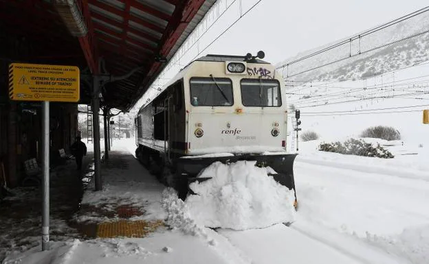 A snowplough locomotive clears a track at a railway station in León last week./EFE
