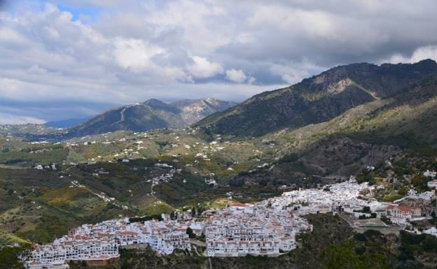 View of Frigiliana with the land in question in the background /e. cabezas