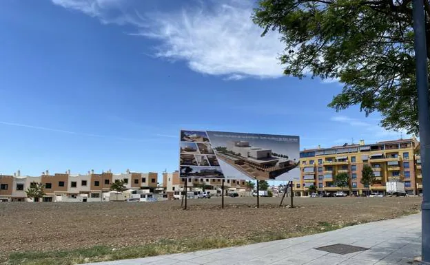 The land where the theatre is to be built is opposite Torre del Mar's indoor swimming pool /e. cabezas