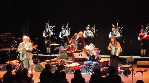 Leslie Thomson (2nd right) and The Sur Pipe Band on stage with Carlos Núñez in Cordoba last weekend. / SUR