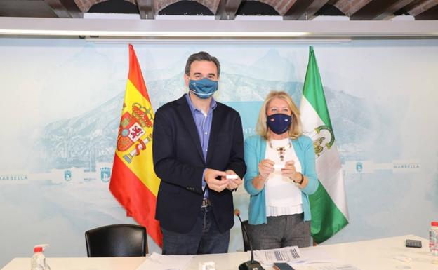 Town hall spokesman, Félix Romero, and mayor Ángeles Muñoz present Marbella's 2022 budget. /JOSELE