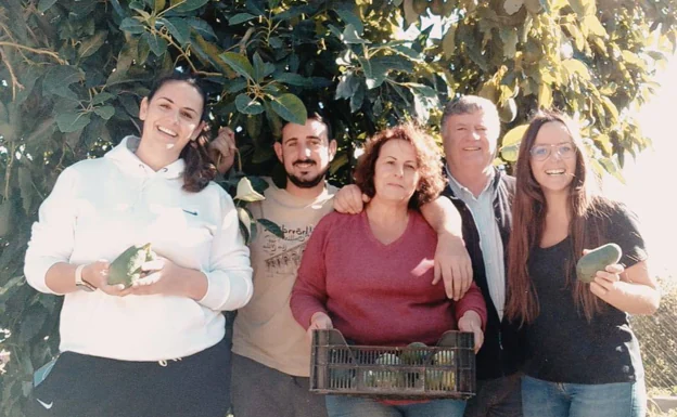 José Moreno and Consuelo Álvarez, with their three children, Consuelo, José and Eva. /e. cabezas