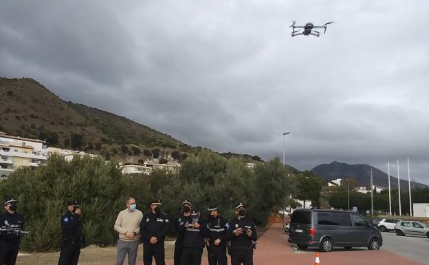 Councillor for Security, Javier Marín, is given a demonstration by the Eagle Unit in Benalmádena on Wednesday. 