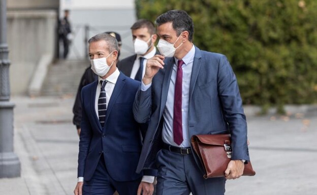 Pedro Sánchez (r), together with the president of the Senate, Ander Gil, this Wednesday./EFE