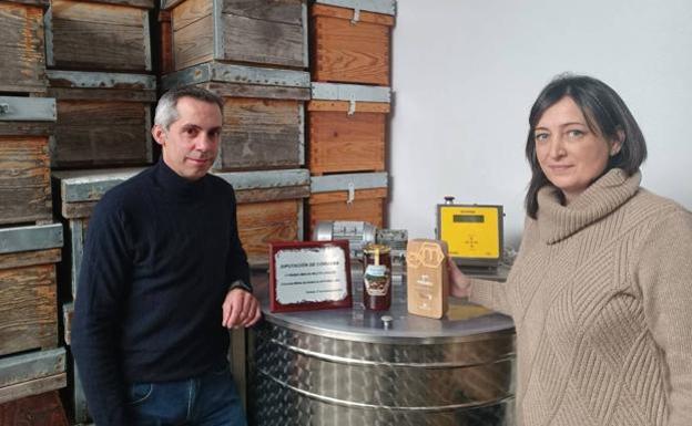 The producers Joaquín Becerra and Paola Escudero with the award-winning honey. 