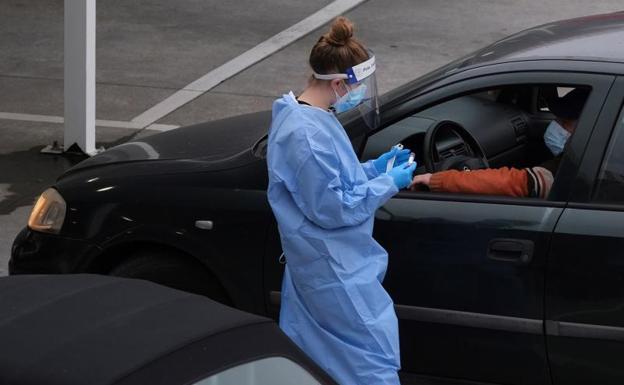 Occupants of cars queue to be tested for the coronavirus at the University Hospital of the Asturias. 