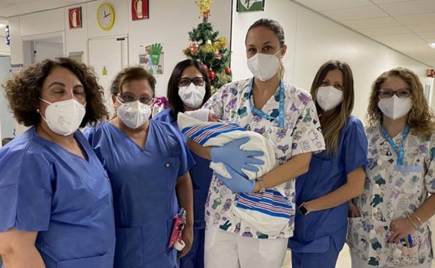 The nursing team from the Materno Infantil Hospital in Malaga with the little one. 