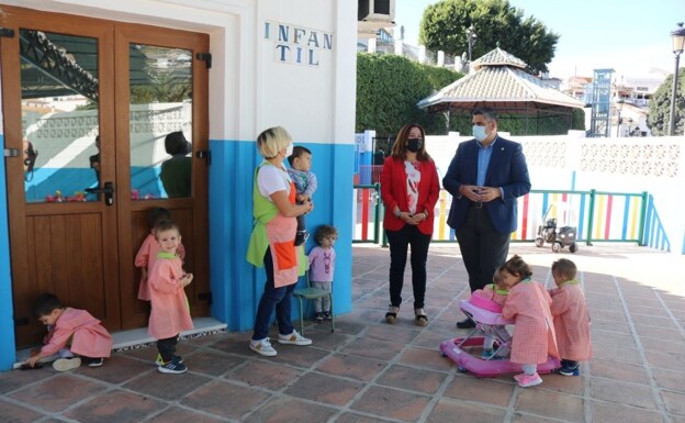 Mayor of Mijas Josele González and councillor for Infant Schools Verónica Ensberg during a visit to the school last week. /SUR