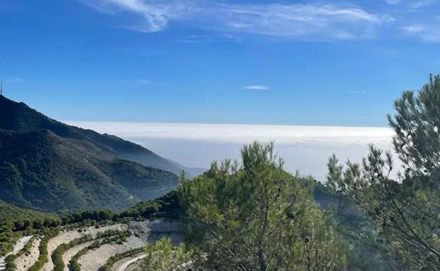 The sea fog seen from the Sierra de Mijas on Sunday./A. NOGUÉS