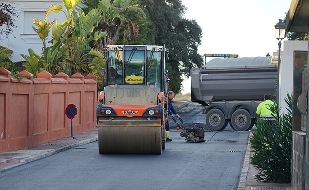 The asphalting work in the Los Montecillos urbanisation will encompass 8,000 square metres of road surface. /sur