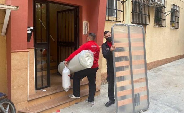 Micolchón and the Red Cross deliver 15 beds to families in need