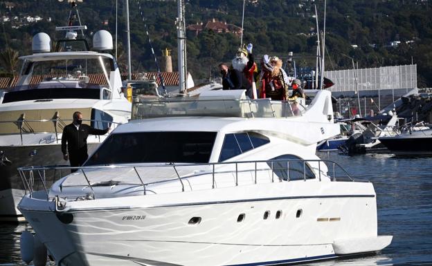 The trio arrived in Puerto Banús by yacht./JOSELE