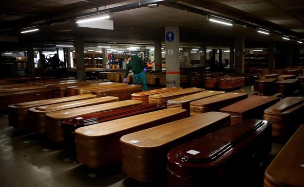 Coffins in the parking area of a Barcelona mortuary in April 2020. /EFE