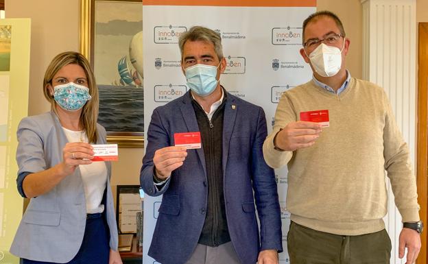 Mayor Víctor Navas (centre) presents the new bus cards that will allow free travel. 