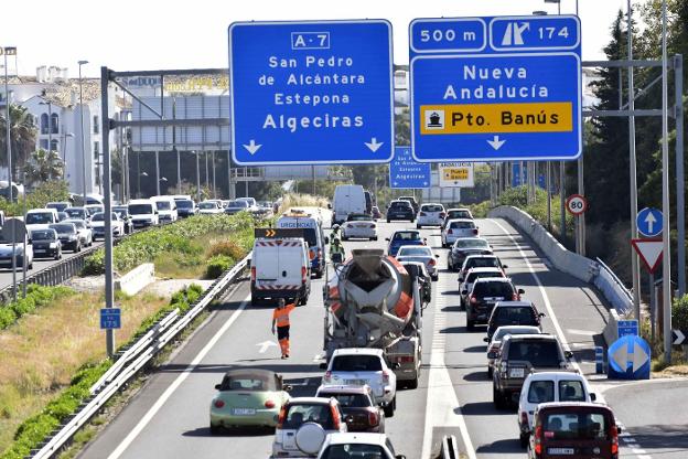 The 174 exit in Puerto Banús will become the 1050 with the new system. / SUR
