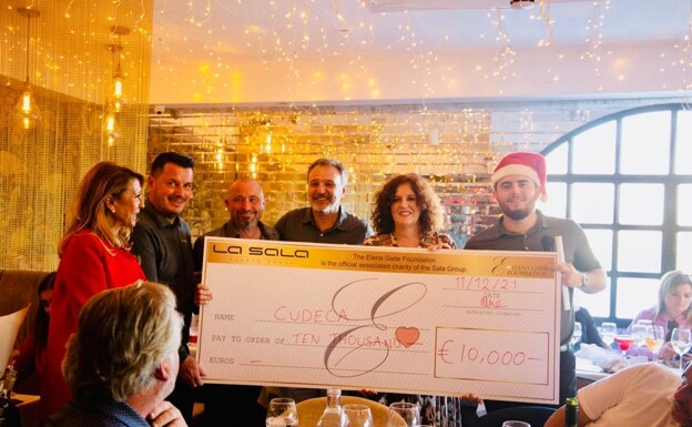 The cheque for 10,000 euros was presented to Cudeca earlier this week. /SUR