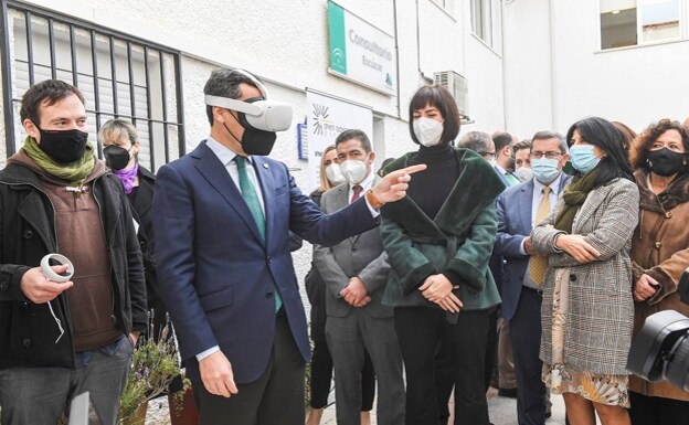 Moreno, wearing virtual reality glasses, in Granada on January 13 