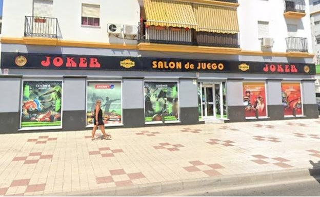 Three young children left in car while parents gamble at amusement arcade