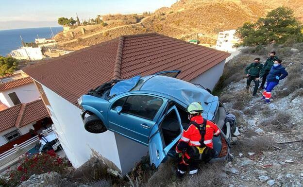 The car plunged three metres down a slope /sur