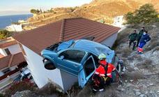 Driver airlifted to hospital after car plunges onto roof in La Rábita